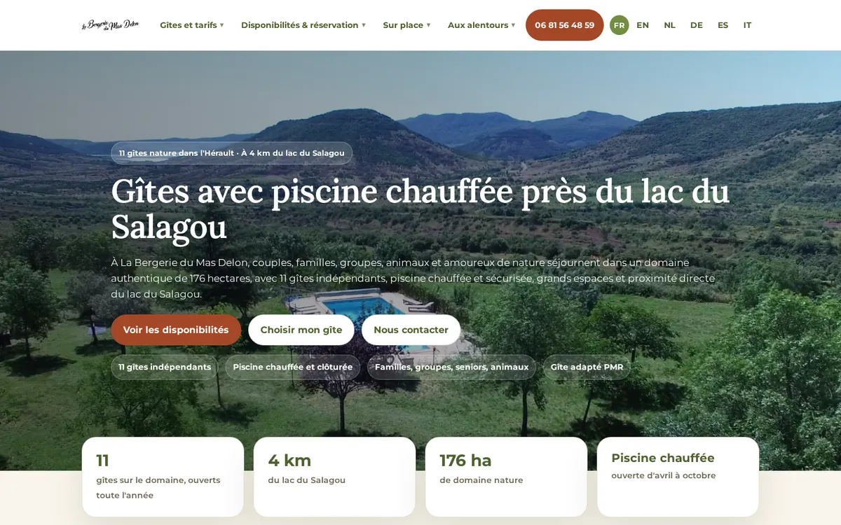 The home page of gites-lac-salagou.com: a photo of the estate above the lake, the headline about cottages with a heated pool near Lac du Salagou, and the booking buttons.